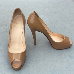 Christian Louboutin Very Prive Peep Toe Patent Leather Nude Pumps. Size 39 1/2